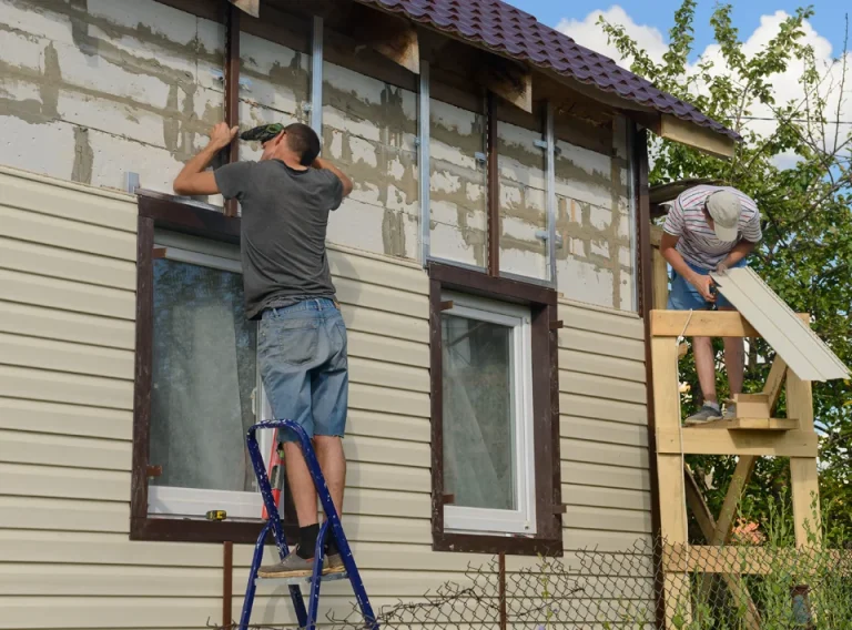 Vinyl Siding Repair: 6 Emergency Signs You Need Immediate Attention